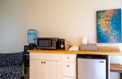 Sisters Apartment | Juniper Studio | Walk to Sisters | Sleeps 2