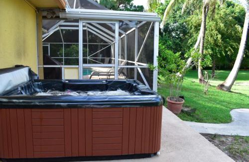 Jupiter Farms House | JUPITER WATERFALLS - NEWLY UPDATED - TIKI HUT, FIRE PIT, KITCHEN, POOL HEATER and MORE