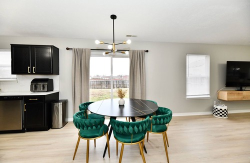 Indianapolis House | Just 10 Mins to Lucas Oil Stadium, Downtown, and SAFE! Host 12+ in spacious home