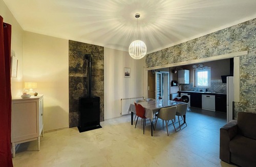 Monteux House | Just 8 minutes from Parc Spirou Provence.