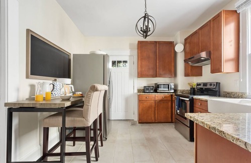 Cannonborough Elliotborough Apartment | Just Blocks from King St | Sweetgrass (Suite A)