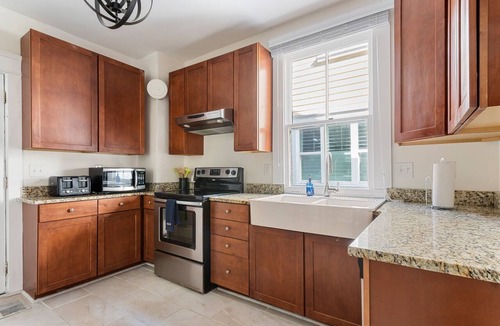 Cannonborough Elliotborough Apartment | Just Blocks from King St | Sweetgrass (Suite A)
