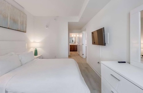 NoMa Hotel | Just mins from Metro RedLine | 2BR w/Desk, TV & Full kItchen