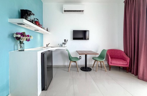 Centro - Supmza 001 Hotel | Just steps from downtown with balcony