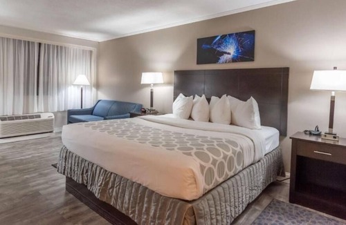 Bethlehem House | Just What You Were Looking For! Free Breakfast, Onsite Pool, Free Parking!