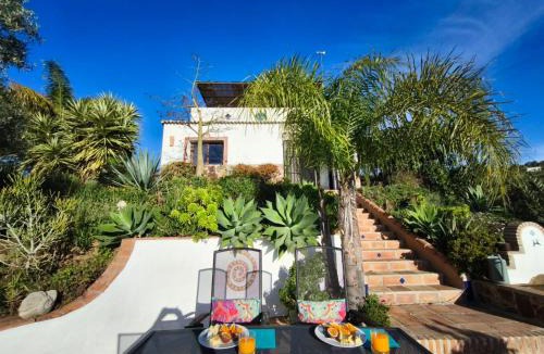 Tolox House | Künstlerhaus Finca Madreselva mit atemberaubenden Weitblick mit Infinitypool, kleinen Teichen und vielen Sitzplätzen in Tolox Malaga im Nationalpark Sierra de las Nieves, ideal für Entspannung, aber auch zum Wandern