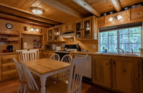 Island Park Cabin | KABINO: FirePit Big Driveway SmartTV Grill WiFi