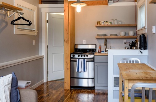 Phinney Ridge House | KABINO: Mini Modern TINY HOME Heart of Green Lake Pet Friendly WiFi Loft up Ladder plus Sleeper Sofa