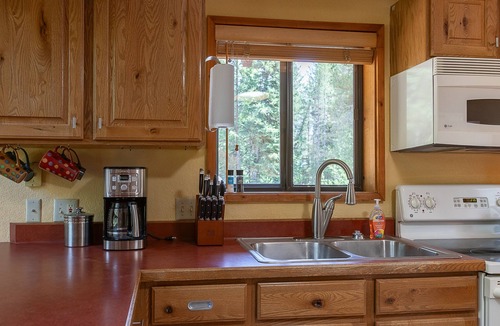 Alpine Northeast House | KABINO: New! Snowmobiling ATV Trails Nearby Rivers Yellowstone Grand Tetons Jackson Free Wifi