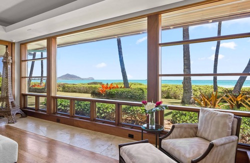 Kalama Tract House | Kailua Sands | Oceanfront Pool Retreat with Gym | Sleeps 7