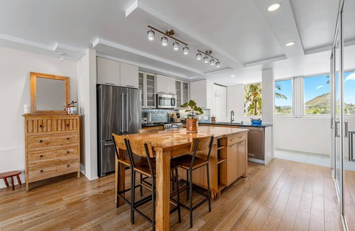 Diamond Head - Kapahulu - St. Louis Condo | Kaimana Surf Luxe by Gather: Beachfront 1BR w/A/C, Views & Dining