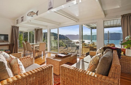 Diamond Harbour House | Kaioruru View - Diamond Harbour Holiday Home