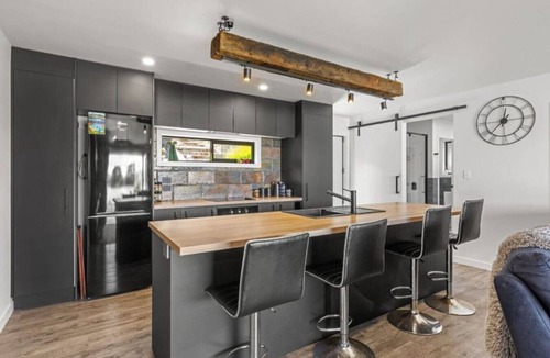 Raglan House | Kaitoke Retreat & Studio 10 guests Waterfront