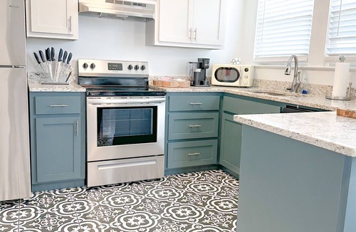 Laurel Apartment | Kalmia Suite D - Downtown historic district.