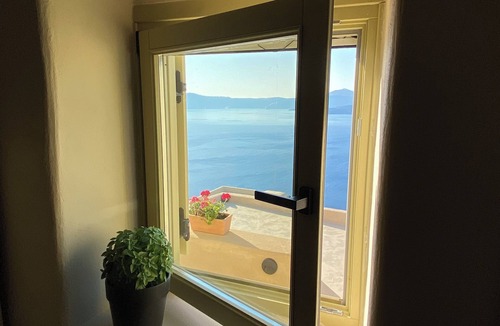 Therasia House | Kamari Real Living, with Caldera views and Jacuzzi
