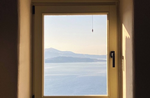 Therasia House | Kamari Real Living, with Caldera views and Jacuzzi