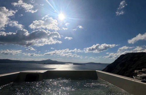 Therasia House | Kamari Real Living, with Caldera views and Jacuzzi