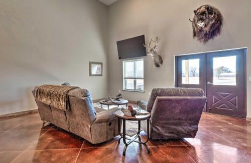 Great Bend House | Kansas Hunting Lodge: Pets & Large Groups Welcome!