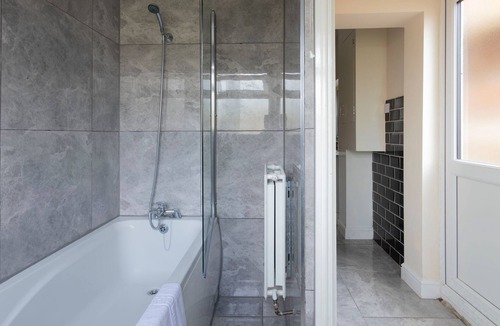 Reading Apartment | Karah Suites - Palmer Park - 4 Bedroom
