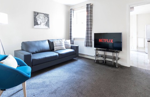 Reading Apartment | Karah Suites - Palmer Park - 4 Bedroom