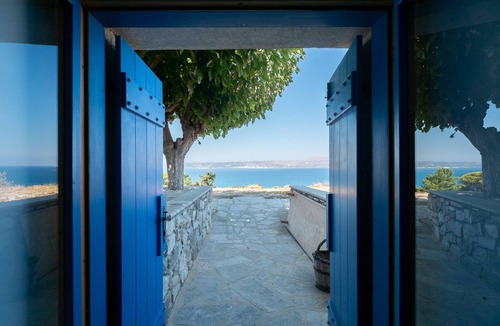 Kalyves Apartment | Karavos View - A unique artists' hideaway Paradise