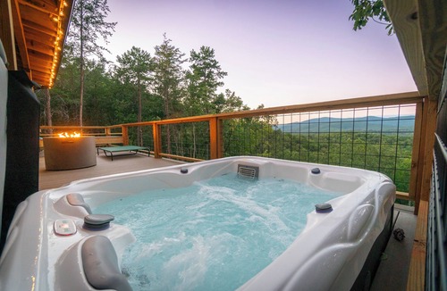 Clarkesville Cabin | KARGOHAUS - Private Dog Park! Unique Shipping Container Getaway Near Helen!