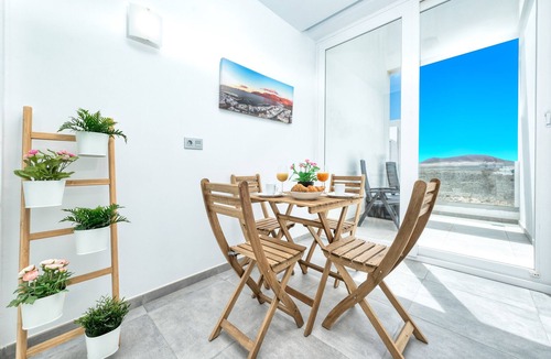 Caleta de Famara House | Karma Famara 1 -25m from the beach, fast wifi and roof top terrace