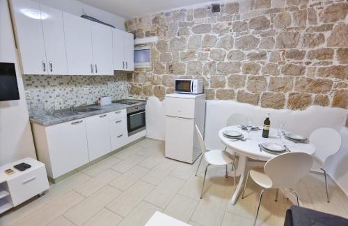 Split Apartment | Karmen's Apartment Two