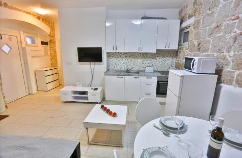 Split Apartment | Karmen's Apartment Two