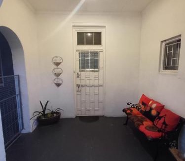 Oudtshoorn Villa | Karoo Refresh Cheerful 2 Bedroom House