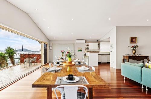 Point Clare House | Karoola