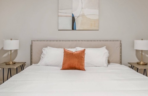 Lowry Hill East Apartment | Kasa | Inviting 2 BD + Full Kitchen | Minneapolis