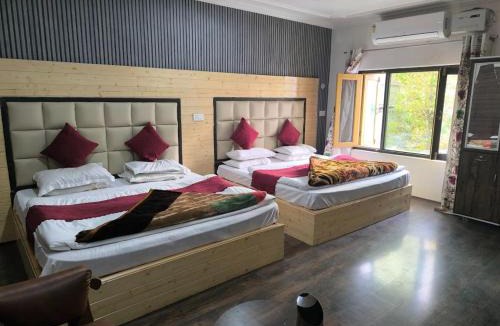 Nishat-Shalimar Hotel | kashmir silver inn