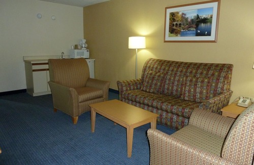Sherman Station Hotel | Katahdin Inn & Suites