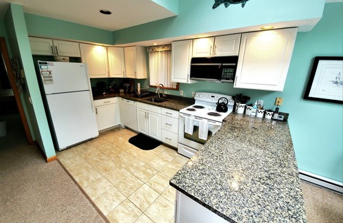 Katama House | Katama Retreat! 5min drive to Beach & Harbor. *Aug.9th Ferry Resv available*