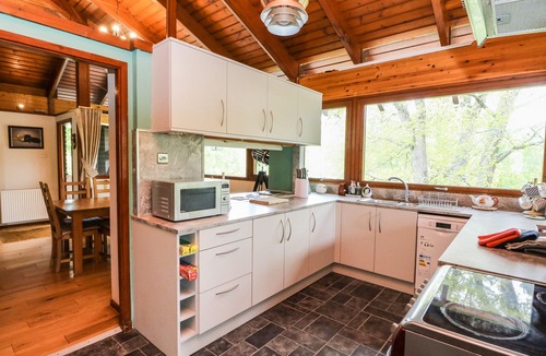 Kincraig Cottage | KATCHANA, pet friendly, with hot tub in Kincraig