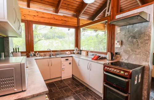 Kincraig Cottage | KATCHANA, pet friendly, with hot tub in Kincraig