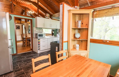Kincraig Cottage | KATCHANA, pet friendly, with hot tub in Kincraig