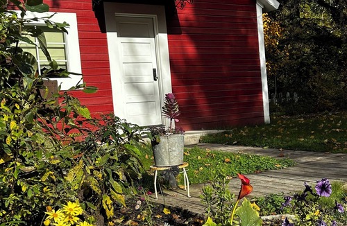 Kennicott Cottage | Kate Kennedy House, 1920's Madam's home; Step into 1920 in this unique Cottage
