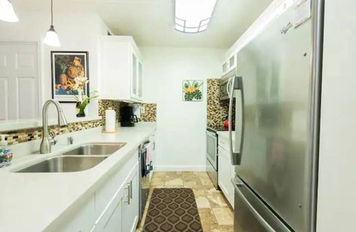 Hanamaulu Condo | Kauai Beach Villa Walk to Beach, full kitchen, separate living room FREE PARKING