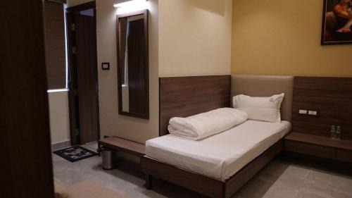 Injambakkam Hotel | Kaustubh