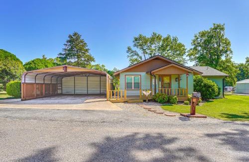 Grove House | Kayaks & Boat Dock: Waterfront Home in Grove