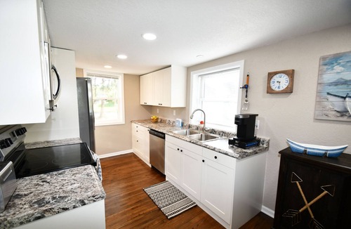 Lindstrom House | Kayaks - Firepit - Dock - Fishing & more!