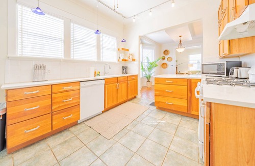 Southmoreland House | KC BoHo Bungalow - Fenced Yard - Pet-friendly