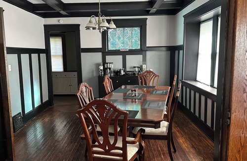 Highland Square House | KC's Group Getaway - ALL KING BEDS, BBQ, Firepit, Gym, Laundry, Wi-Fi, Parks 4