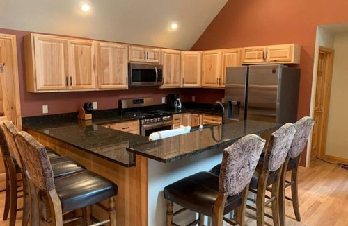 Suring Cabin | Kelly Lake HideAway-private, lake views, ATV trail Sleeps 8- 4 Beds- 1 Bathroom