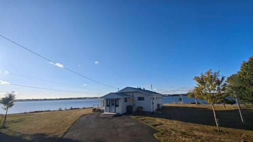 Stratford House | Kellys Point Bayfront Cozy Haven