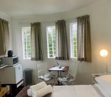 De Kelders House | Kelp Cottage - Two Private Garden en-suite Rooms