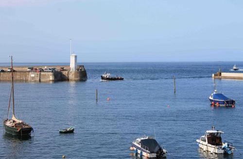 Seahouses House | Kelvinside, Seahouses, 2 minute walk into village