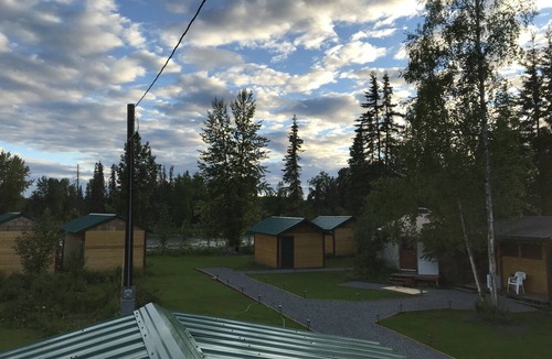 Ridgeway House | Kenai River Fishing Cabin #4 20 feet from the riverbank!
